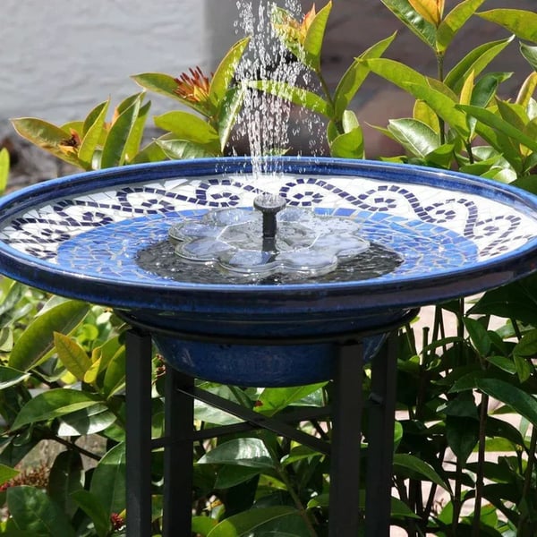 ¿Jardín sin vida y sin enchufes? Energía solar, agua en movimiento, magia al instante. 🌞💧