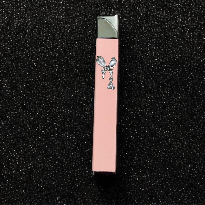 Encendedor de butano recargable con acento decorativo de mariposa