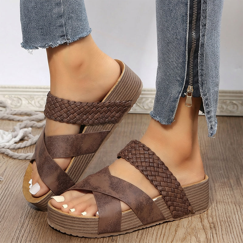 👡 ¡50% DE DESCUENTO AHORA! 🌿Sandalias de cuña para mujer con tiras trenzadas cruzadas – Diseño de doble tira, plataforma elevada y PU resistente ✨
